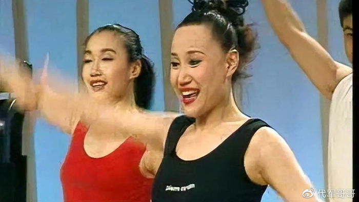 2001年,41岁健美皇后马华突然离世,死前身上出现大片红斑|马华|健美操|健美5分钟_新浪新闻