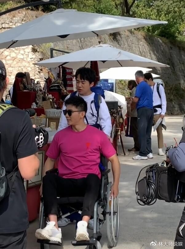 李晨综艺受伤敬业历史回顾_李晨奔跑吧脖子红印记否认新恋情_容易受伤的男人李晨