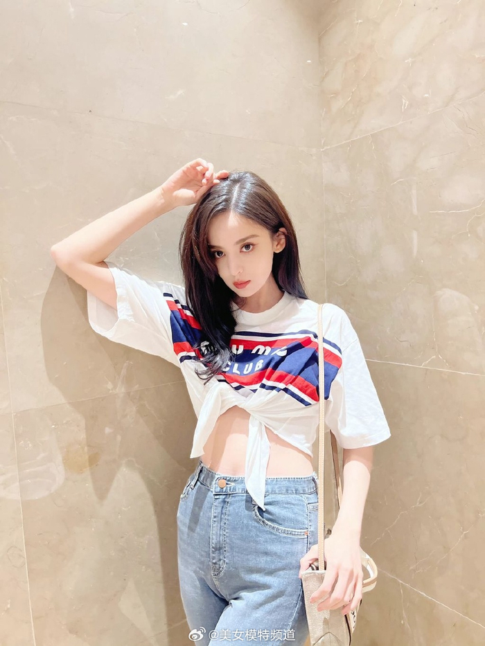 古力娜扎私服照曝光穿露腰白t配紧身牛仔秀性感蛮腰