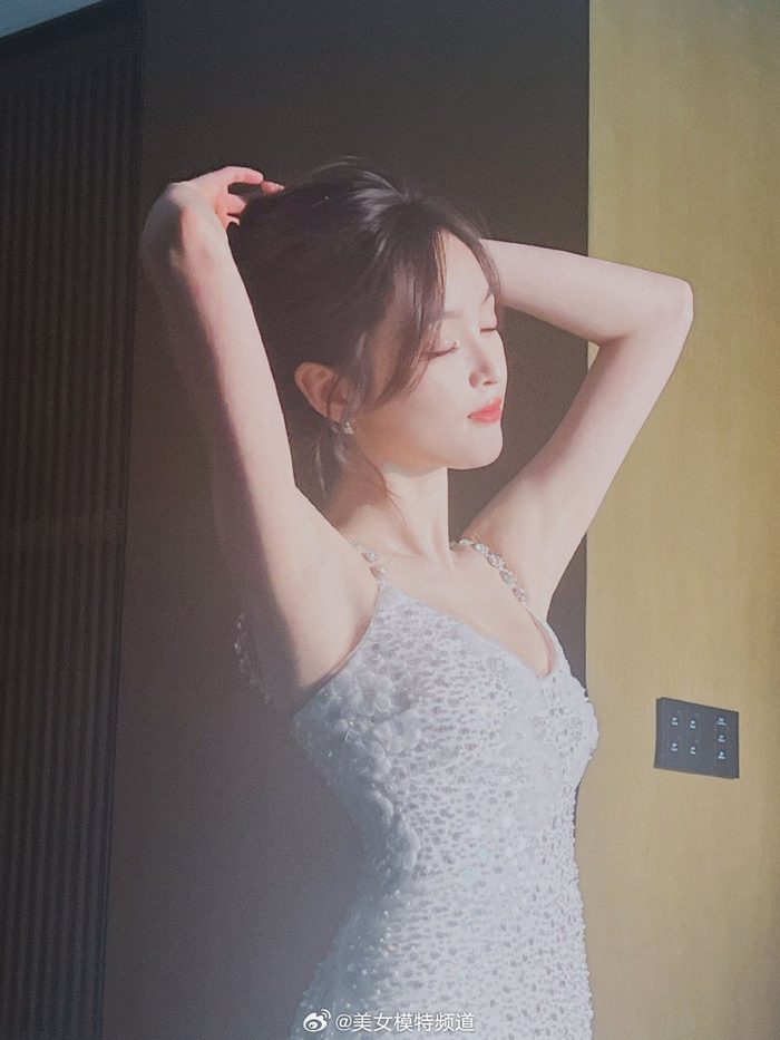 吴宣仪分享活动造型美照 白色亮片吊带裙秀身材曲线