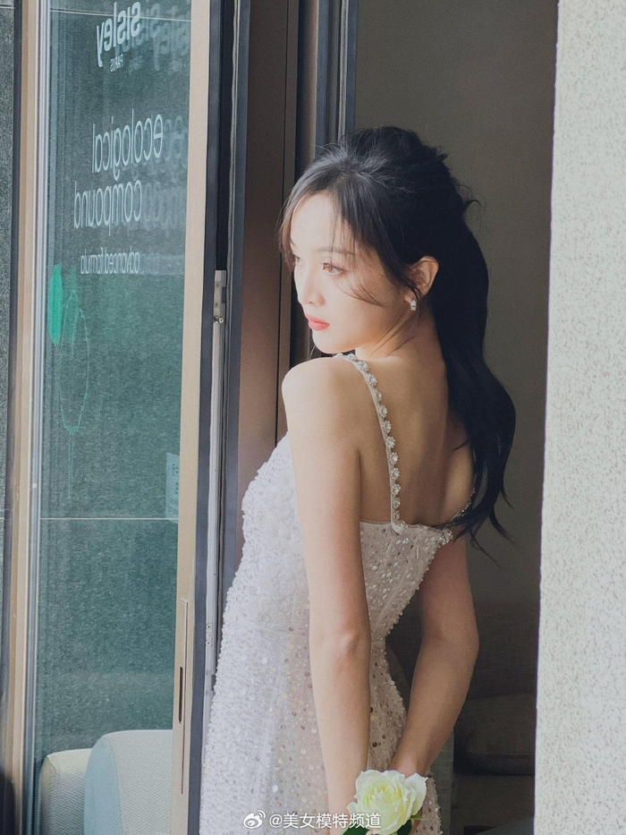 吴宣仪分享活动造型美照 白色亮片吊带裙秀身材曲线