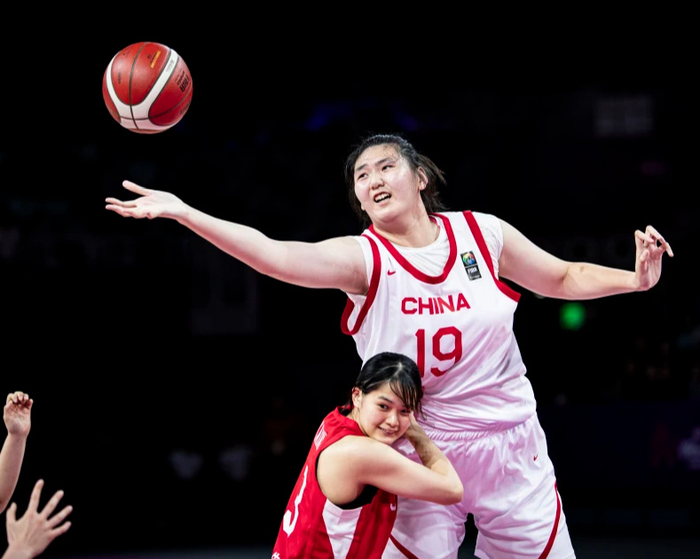 揭秘女篮2米23张子宇轰44+14！妈妈现场鼓励，日媒叹服：你是超人|张子宇|女篮|超人_新浪新闻