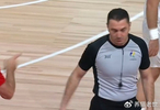 巴林男篮被打破防！赛后集体拒绝与中国男篮握手 郭士强举手抗议