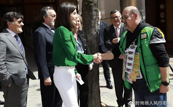 绿衣配白裤清新靓丽,剪短头发又嫩了|莱蒂齐亚|王后|绿衣_新浪新闻