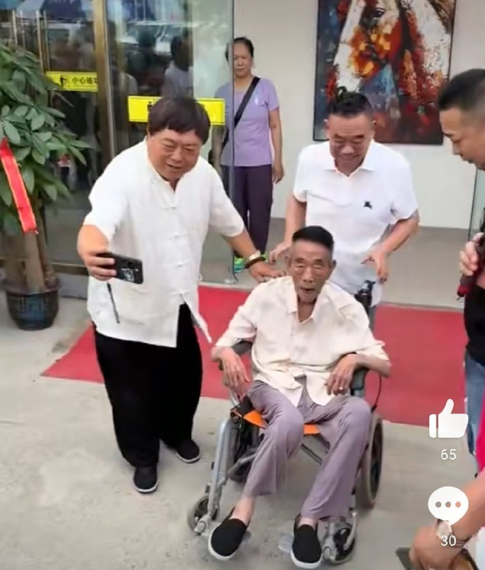 杨威曝父亲杨少华临终细节,人生最后一句话:有点晕,上医院看看|活动|老先生|老爷子|后事_新浪娱乐_新浪新闻