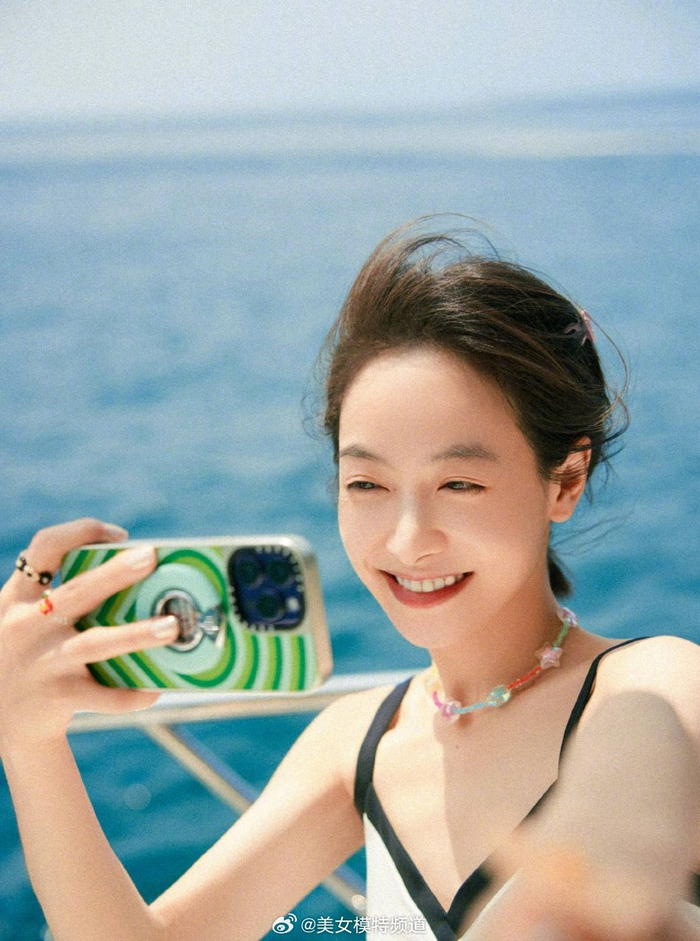 宋茜晒海岛度假随拍 穿泳衣秀白皙美背笑容灿烂元气__财经头条