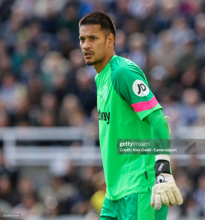 打进的英超球员昨晚西汉姆联首发门将是阿雷奥拉,半场换上法比安斯基