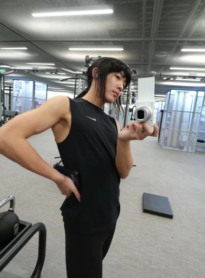 姜思达daghe近期健身自拍上半身的肌肉线条wow