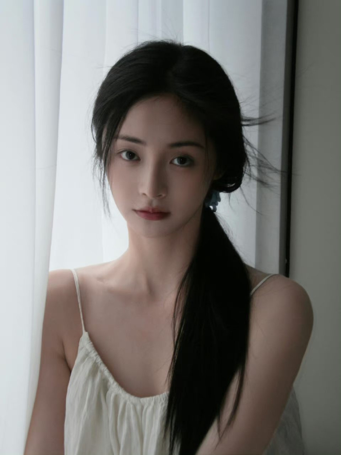 周洁琼一组居家随拍～无论是扎发还是披发都好清纯啊,越素越美丽的