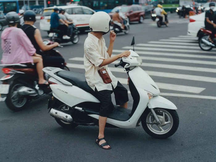 胡志明市街头穿lemaire骑电动的行人们