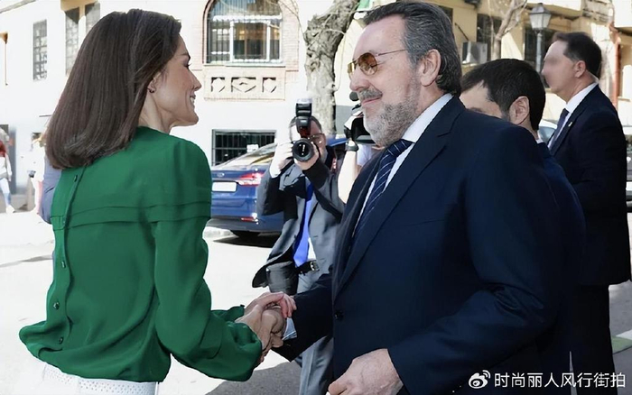 绿衣配白裤清新靓丽,剪短头发又嫩了|莱蒂齐亚|王后|绿衣_新浪新闻