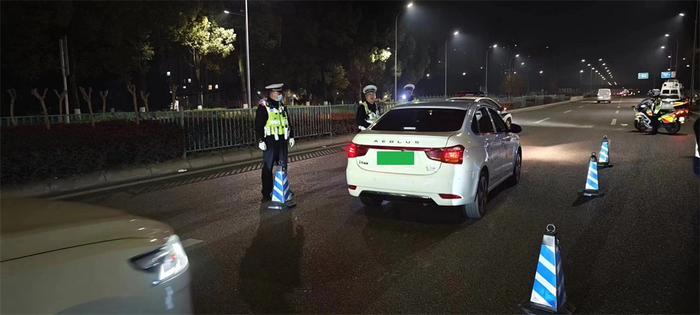 北碚区:夜查酒驾"不停歇" 守护平安"警"相随