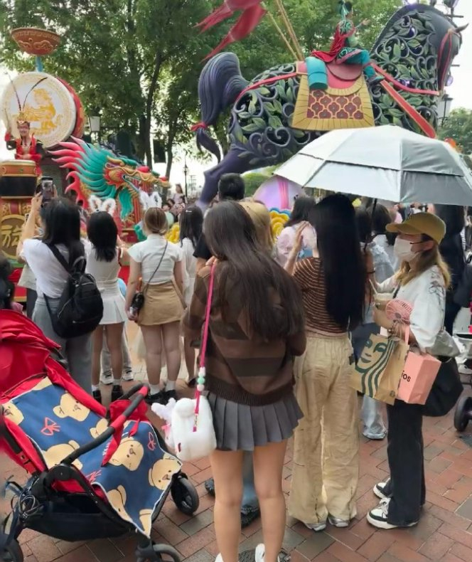 网友在上海迪士尼偶遇鞠婧祎小鞠又回快乐老家啦