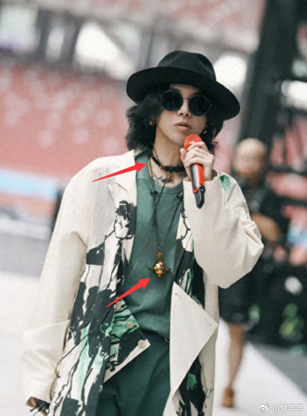连腰带款锁骨链都带了同样的款式,华晨宇戴的配饰还是王悦伊最喜欢的