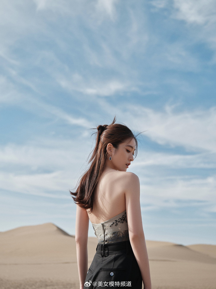 张雪迎抹胸裙沙漠大片