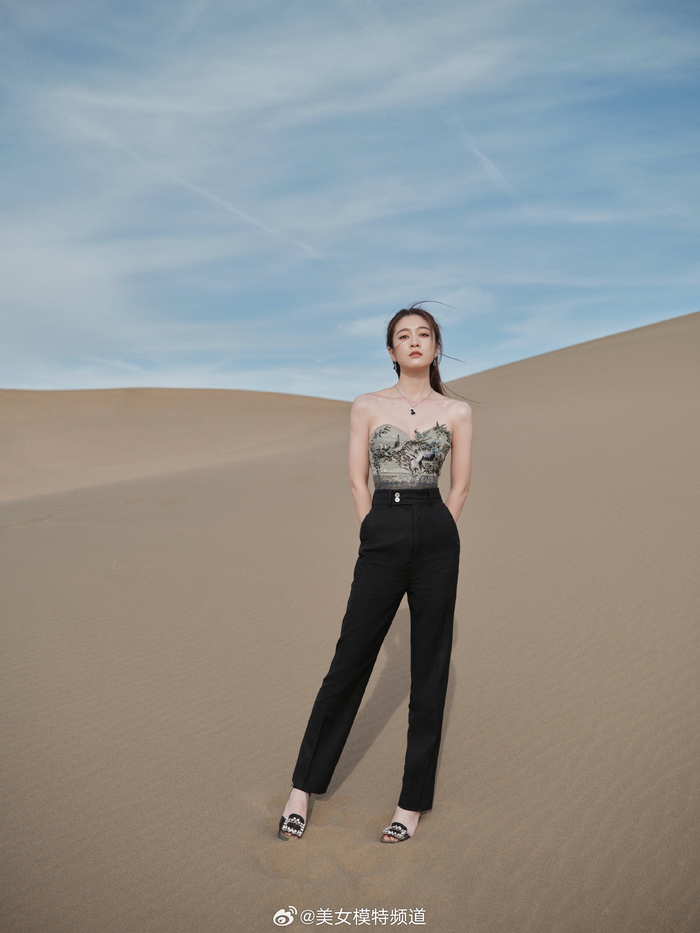 张雪迎抹胸裙沙漠大片