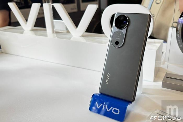 在中国市场推出的vivo S19系列手机改款的vivo V40系列手机登台