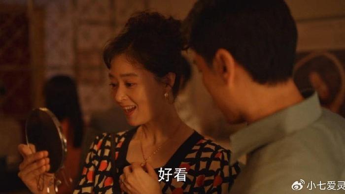 《小巷人家》被姐妹情打动，宋莹送黄玲项链，一句话令人潸然泪下