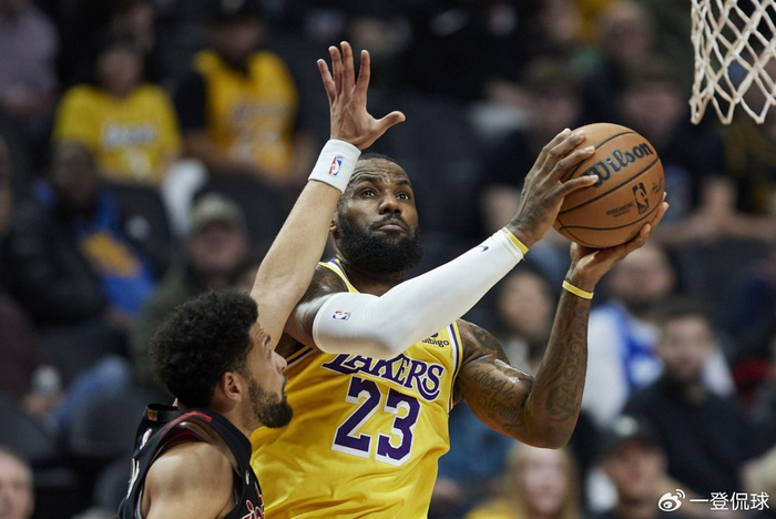 nba季中赛湖人轻取开拓者保持小组不败詹姆斯3595三分