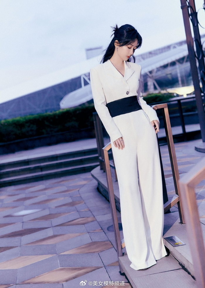 杨紫身穿白色西装写真释出半马尾造型俏皮中带着温柔