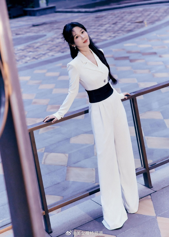 杨紫身穿白色西装写真释出半马尾造型俏皮中带着温柔