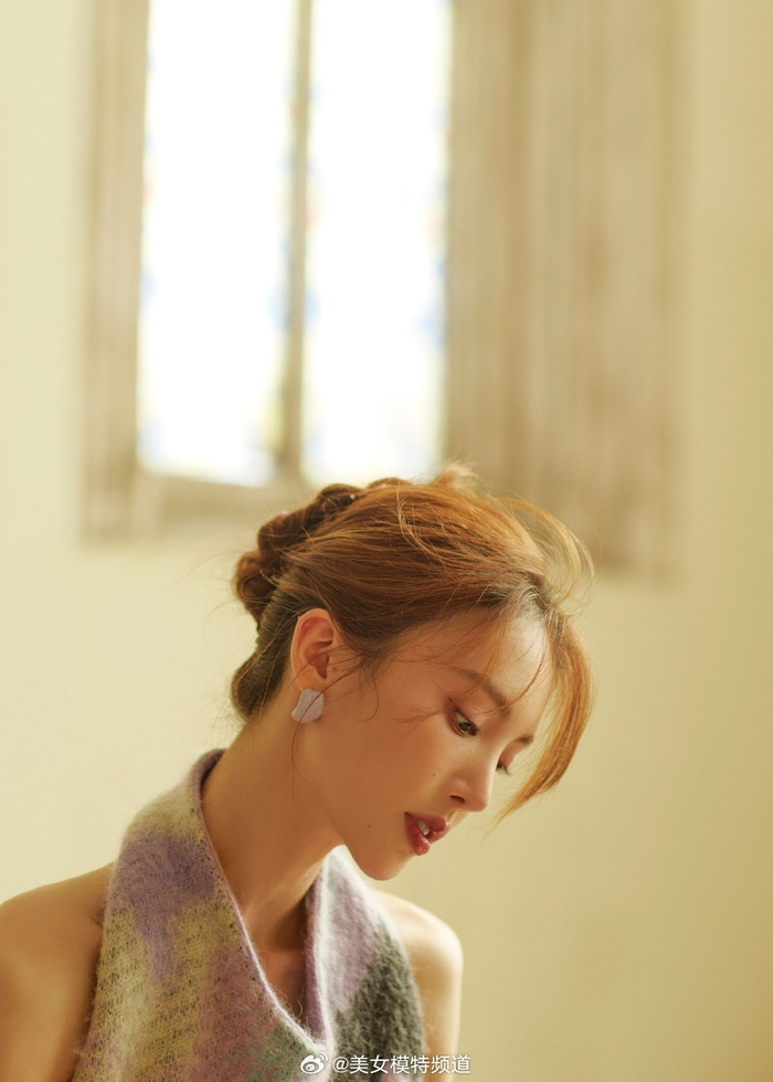 金晨身穿露背裙秀白皙美背头发轻挽脑后温婉优雅