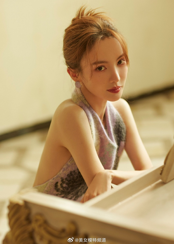 金晨身穿露背裙秀白皙美背头发轻挽脑后温婉优雅