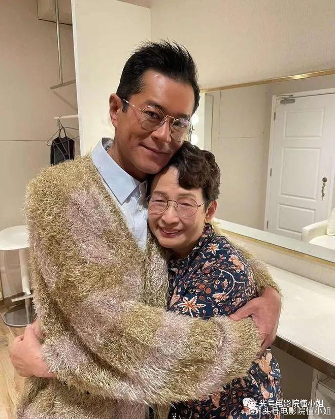 古天乐庆53岁生日,妈妈现身宛若姐弟!他曾说为父母宁愿娶女佣|杨受成|