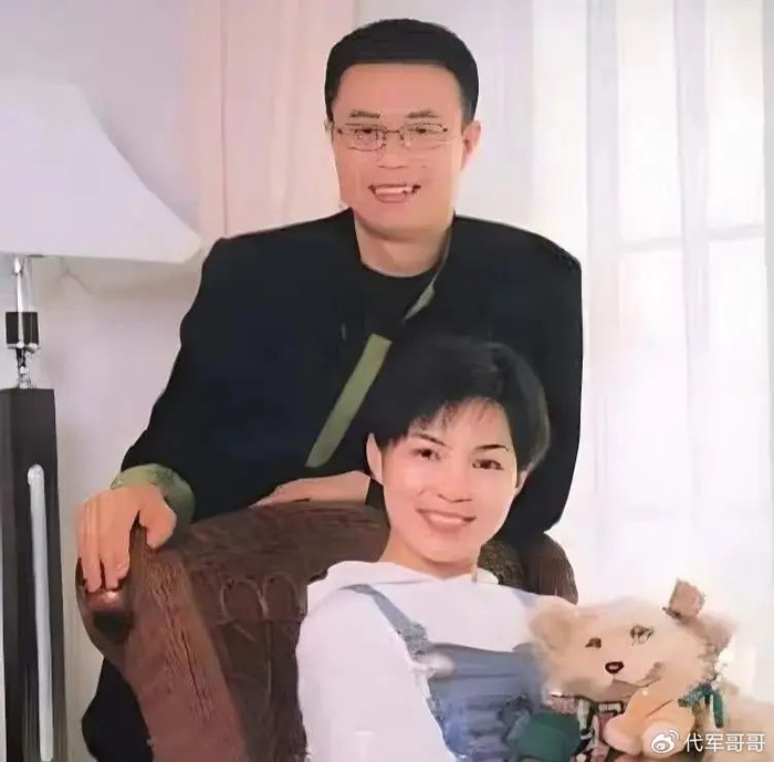 白燕升：结婚九个月妻子瘫痪不抛弃，45岁离开央视，50岁儿女双全__财经头条__新浪财经