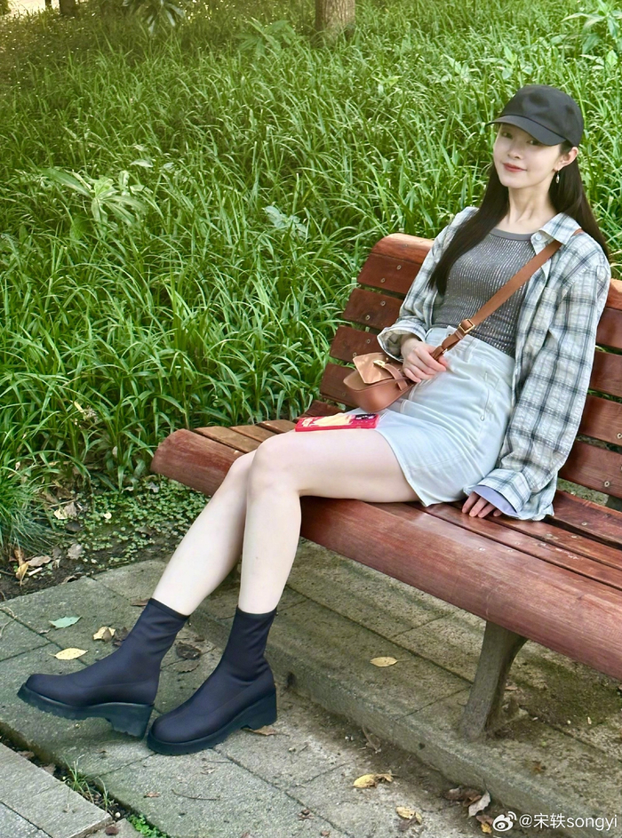 宋轶格子衫半身裙 晒随拍照,衬衣77短裙造型