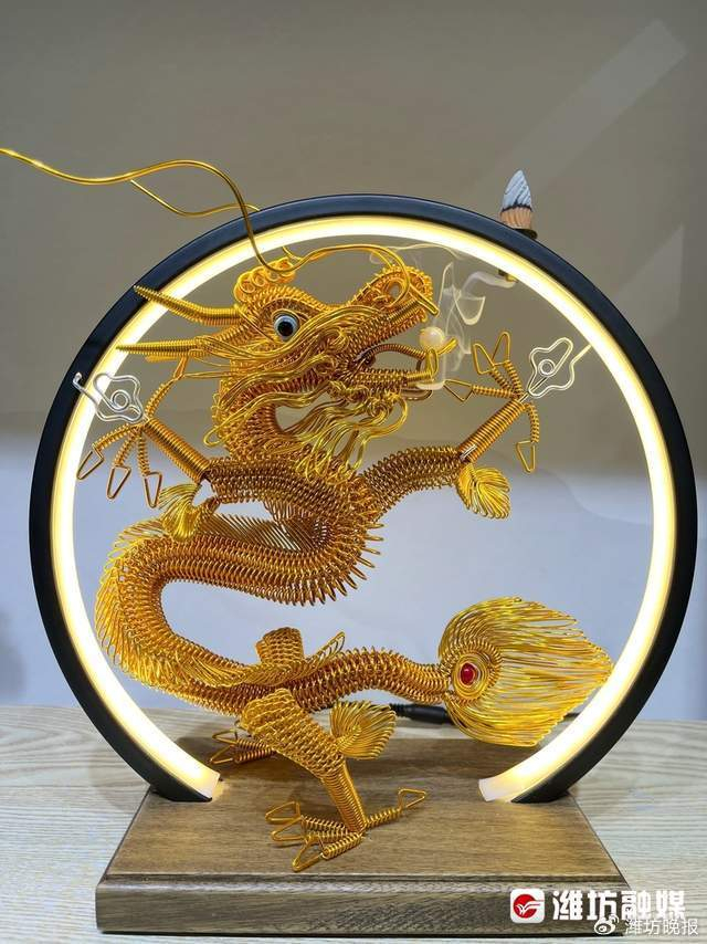 不同粗细的金色铝线在他的手下,变成惟妙惟肖的龙年主题手工艺品