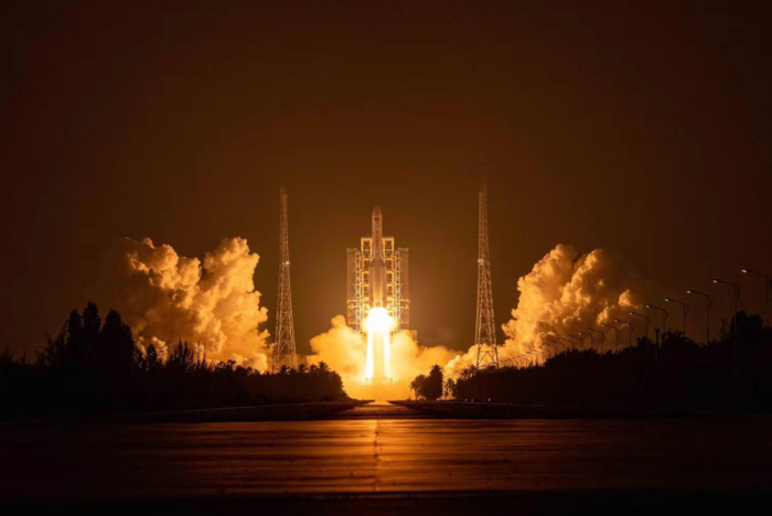 中国飞近8年航天器入大气层?广东出现不明飞行物,持续10分钟