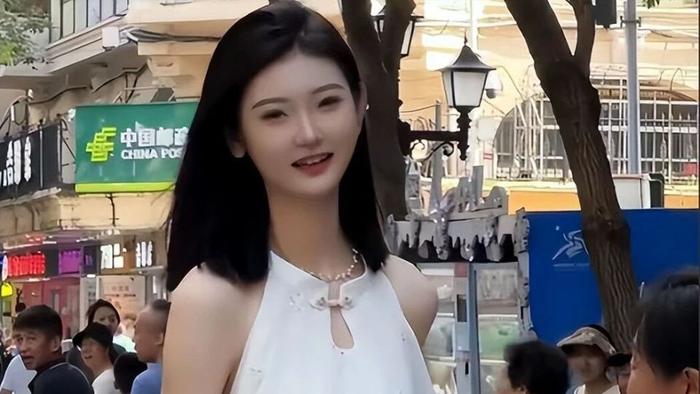 女孩身高2.26米，貌美如花，妈妈却天天发愁：比门还高，没人敢追