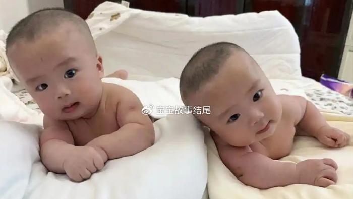 双胎宝宝，两种性格，1年后的差距令妈妈唏嘘
