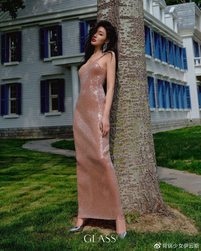 葫芦臀蚂蚁腰,张天爱真的太有身材了,难怪路人都是惊叹声