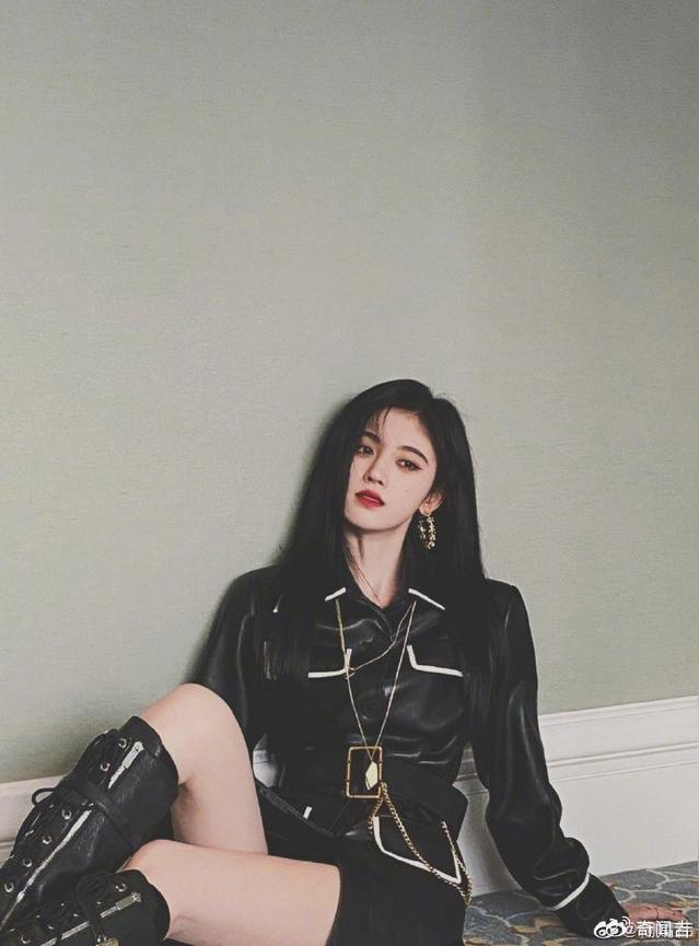 鞠婧祎甜酷黑皮衣造型