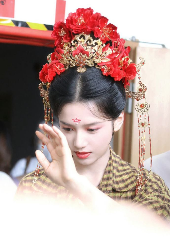 张婧仪周也剧中大婚造型