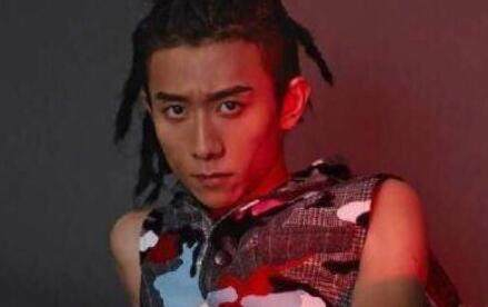 第四名,马天宇鹿晗这个脏辫造型与帅已经不沾边了,只能有美来形容了.