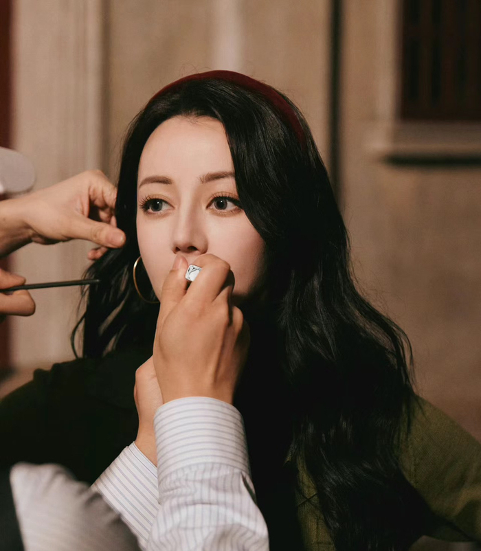 王亚飞老师晒给热巴化的复古红唇妆