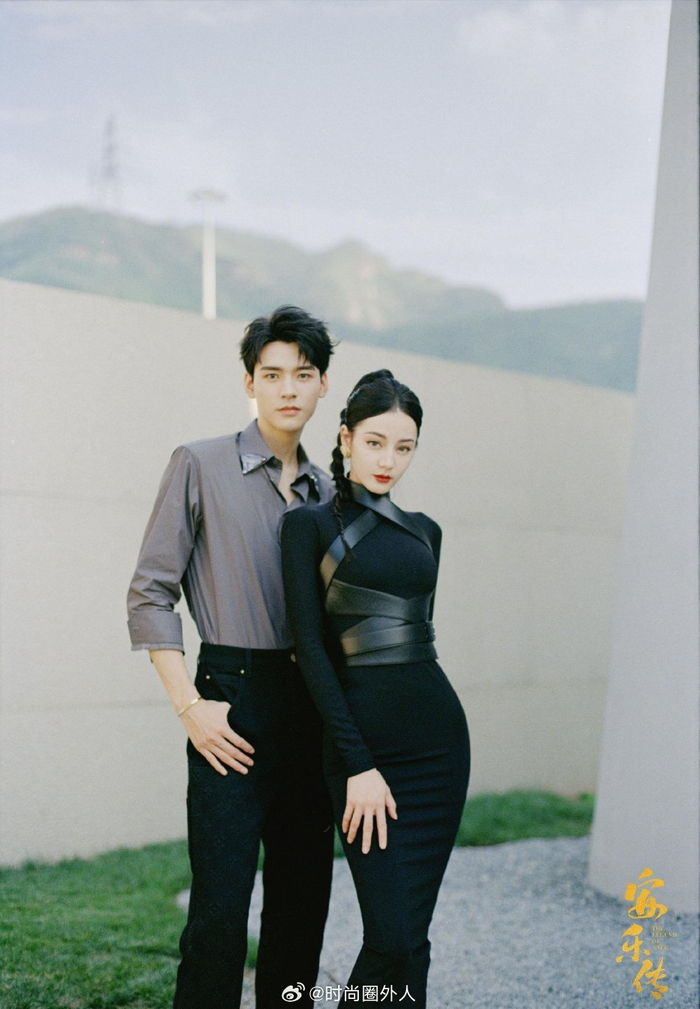 迪丽热巴和龚俊的合体大片龚俊穿深色衬衫绅士帅气