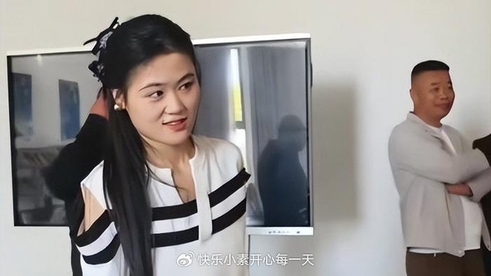 大衣哥儿媳陈萌变俏丽，成为朱家的话事人，和大衣哥各顶半边天