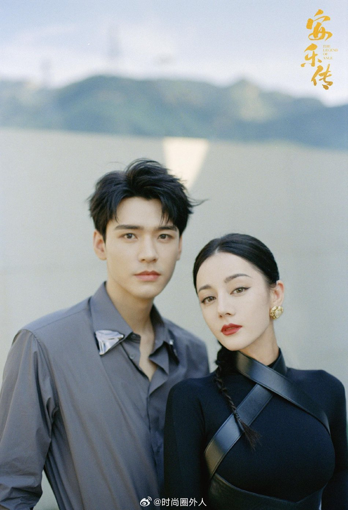 迪丽热巴和龚俊的合体大片龚俊穿深色衬衫绅士帅气