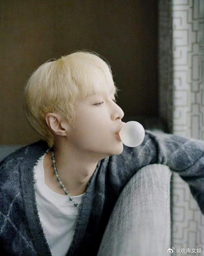 3/ 6张艺兴在社交平台晒了九岁摄影师的合照 ,这是张艺兴合作的年纪最