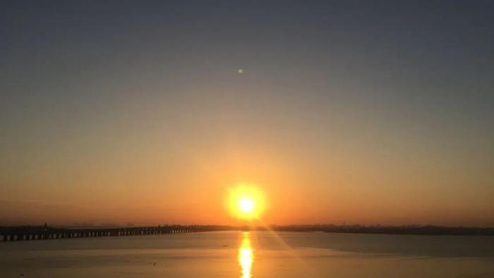 张帆诗选｜下山的夕阳，一定是得了相思病