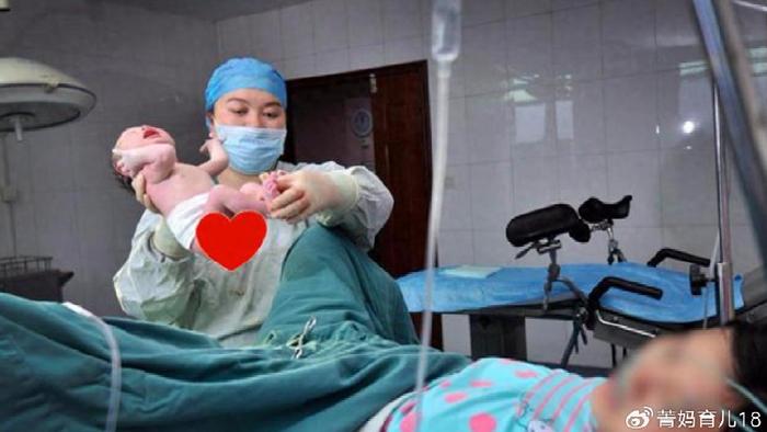 为啥宝宝出生后怼屁股给妈妈看？当妈的不配第1个看孩子脸吗