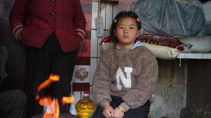 儿媳离开，7旬老人照顾两个孙女，打工儿子意外离世，天塌了