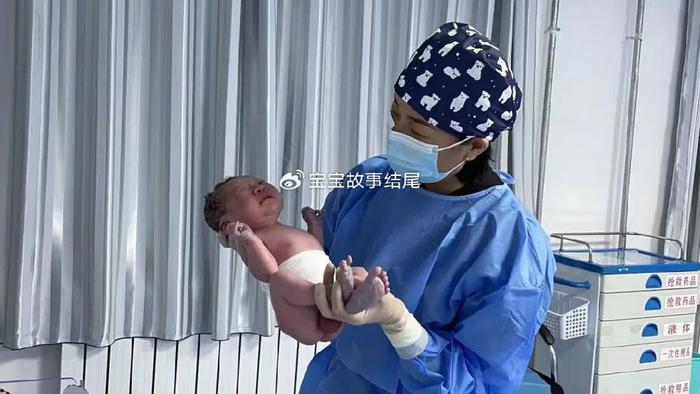 为何孩子出生，护士要指定人抱？“踩生”可不是迷信