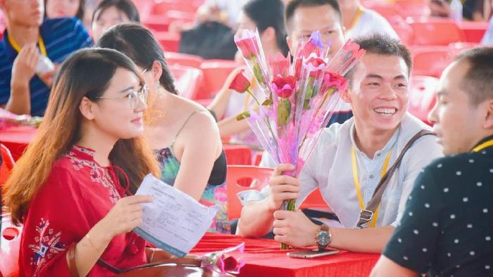 “单身一辈子也不嫁农村男”，城市女孩说出4条理由，扎心又现实