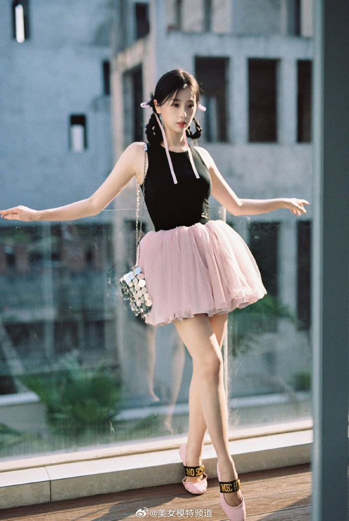 虞书欣粉色纱裙造型写真曝光双手托腮甜笑轻柔灵动