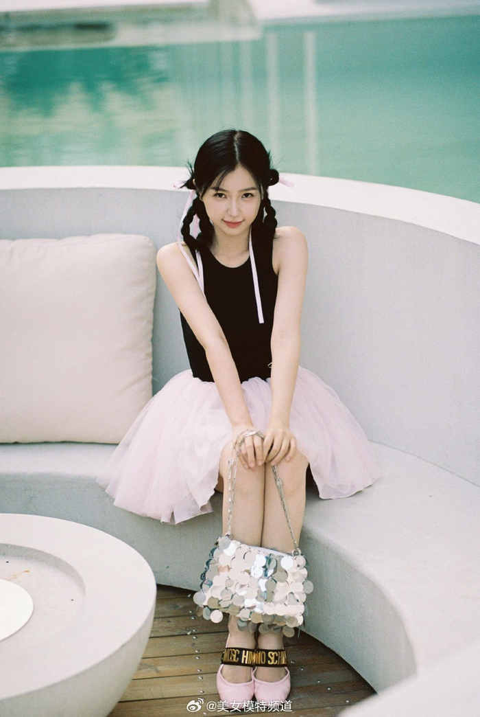 虞书欣粉色纱裙造型写真曝光 双手托腮甜笑轻柔灵动__财经头条